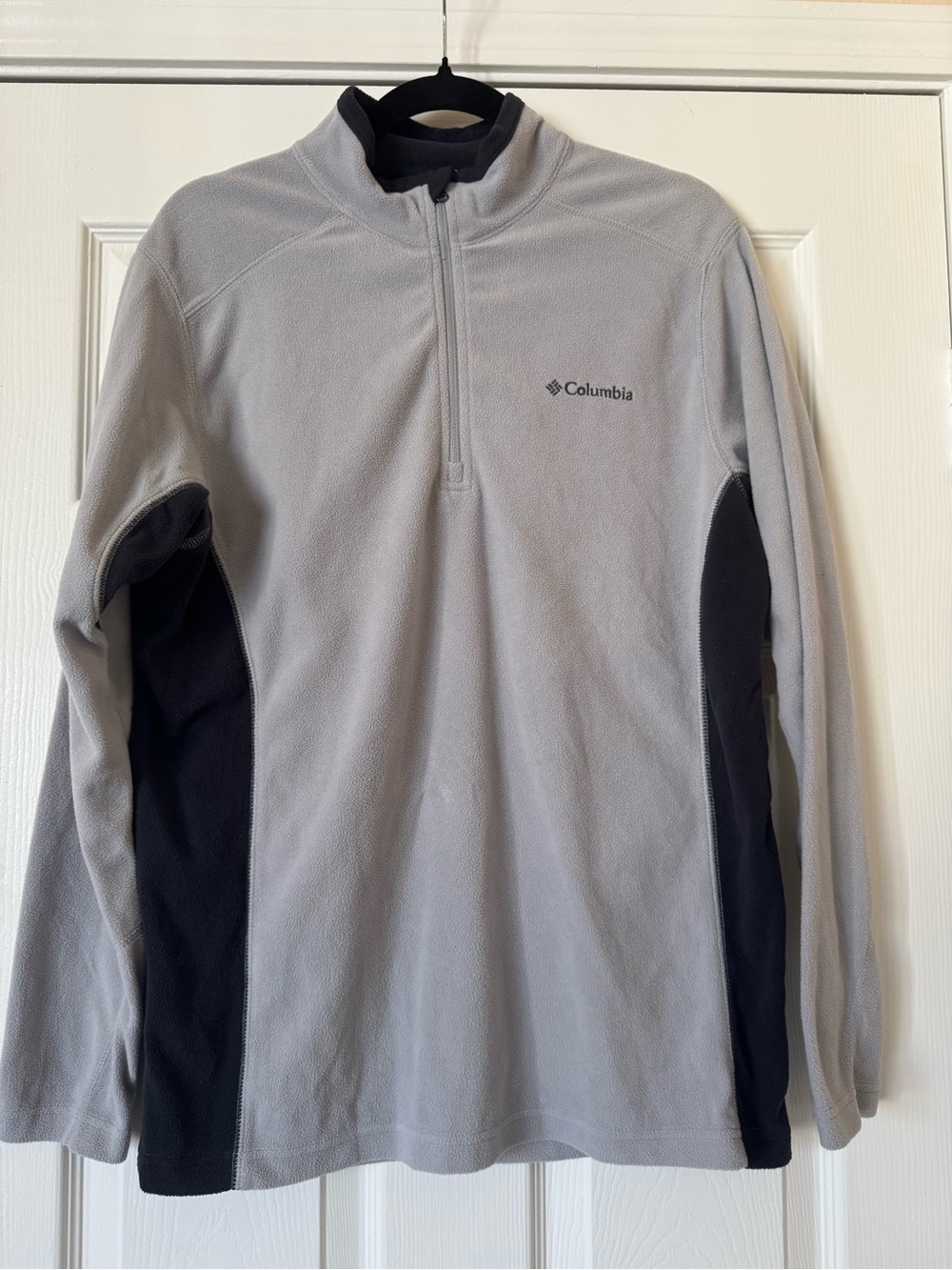 Columbia Light Gray and Black Quarter-Zip Fleece Pullover